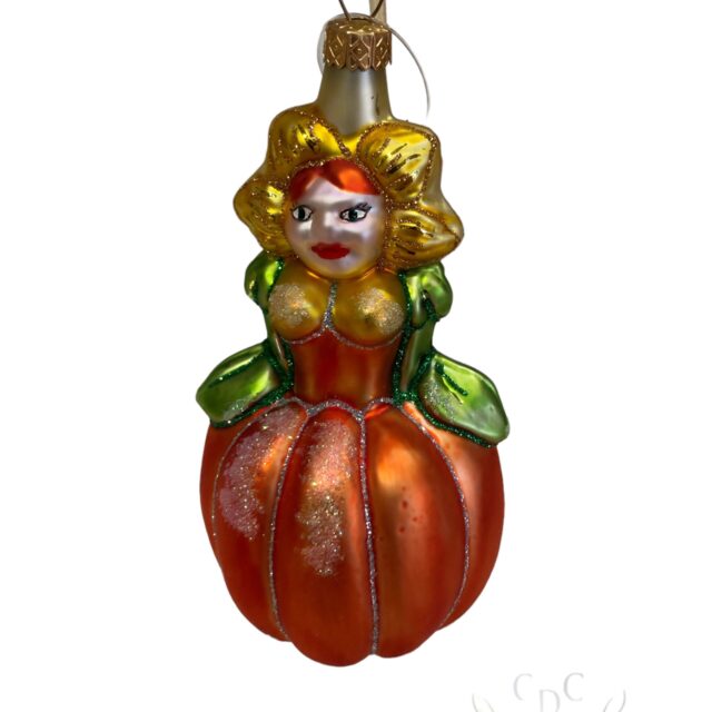 pumpkin girl; pompoen meisje, halloween, fruit, ,summer fruits, sweet and juicy food, voedsel, fruit, eten, christmas, kerst, kerstversiering, christmasdecortation, honger, a bite, kerstboom, chritmastree, santa claus, kerstman, back to basics