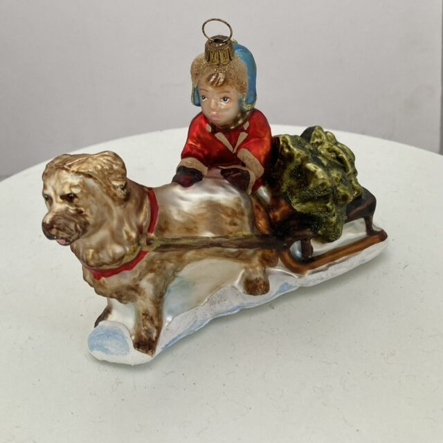 dogsled, hondenslee, boy with dogsled, jongen met hondenslee, bringing the crhsitmastree,hij brengt de kerstboom , kerst, christmas, kerstmis, christmasdecoration, kerstdecoratie, kestversiering, christmasornament, glassornament, kerstboom, christmastree, let it snow, wintertime, christmasseason, holiday season, holidaydecor, wiehnachten, weihnachtsdeko, weihnachtskugel, glazen kerstbal,