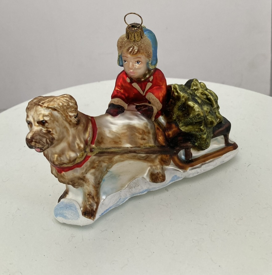 dogsled, hondenslee, boy with dogsled, jongen met hondenslee, bringing the crhsitmastree,hij brengt de kerstboom , kerst, christmas, kerstmis, christmasdecoration, kerstdecoratie, kestversiering, christmasornament, glassornament, kerstboom, christmastree, let it snow, wintertime, christmasseason, holiday season, holidaydecor, wiehnachten, weihnachtsdeko, weihnachtskugel, glazen kerstbal,