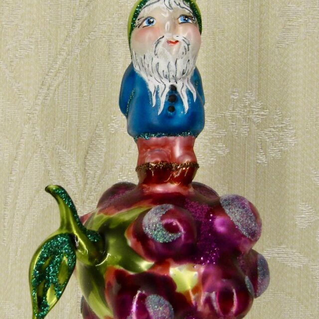 gnome on black berry, kabouter op braam, morawski, fairy fantasy, flower fairy , people of the world, christmas, kerst, christmasdecoration, kerstversiering, kerstboom, christmastree, xmas, xmasinspo, christmasinspiration, kerstsfeeer, kerstinspiratie. fun, lol