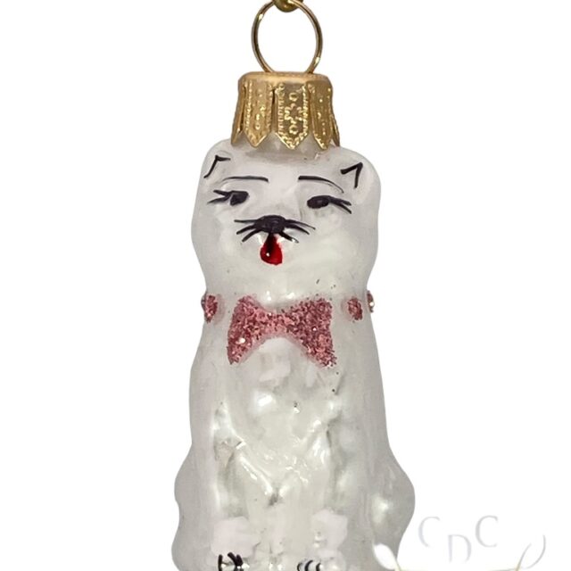 white cat, witte kat, animal, dier, pet huisdier,, winterfun, snowart, sneeuwpret, gardendecoration. family time , toys, speelgoed, christmas, kerst, santa claus, kerstman, , kerstboom, christmastree