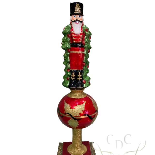 notenkraker in boom op rode bol, nutkracker in tree on red bal; christmastreetopper, kerstboompiek, kerst, christmas, kerstdecoratie, christtmasdecoration, christmas is coming, christmascountdown, christmas forever, santa claus, kerstman, tsjaikowski;