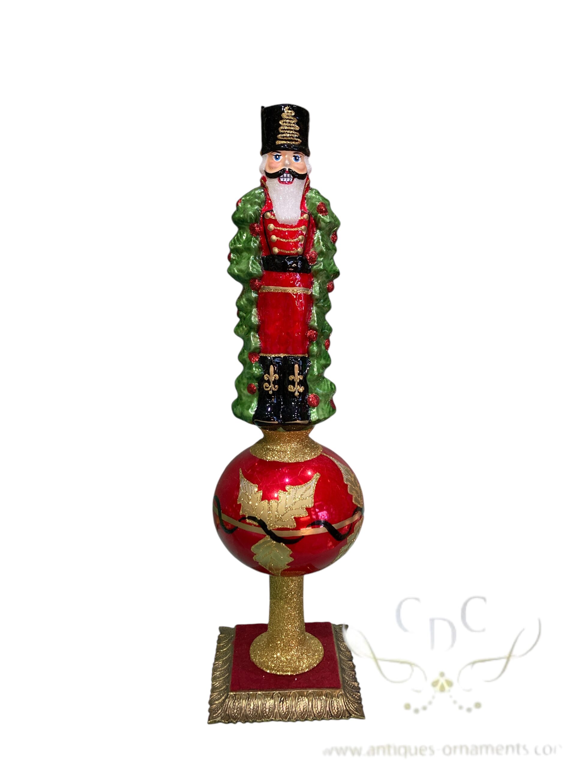 notenkraker in boom op rode bol, nutkracker in tree on red bal; christmastreetopper, kerstboompiek, kerst, christmas, kerstdecoratie, christtmasdecoration, christmas is coming, christmascountdown, christmas forever, santa claus, kerstman, tsjaikowski;