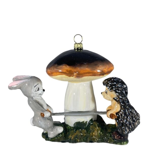 hare and hedgehog are cutting down a mushroom, haas en egel zagen een paddestoel om, dieren, animals, forest, bosbeheer, mushroom, paddestoel, kerst, christmas, christmasdecorations, kerstversiering, kerstboom, christmastree, cartoon, tekenfilm