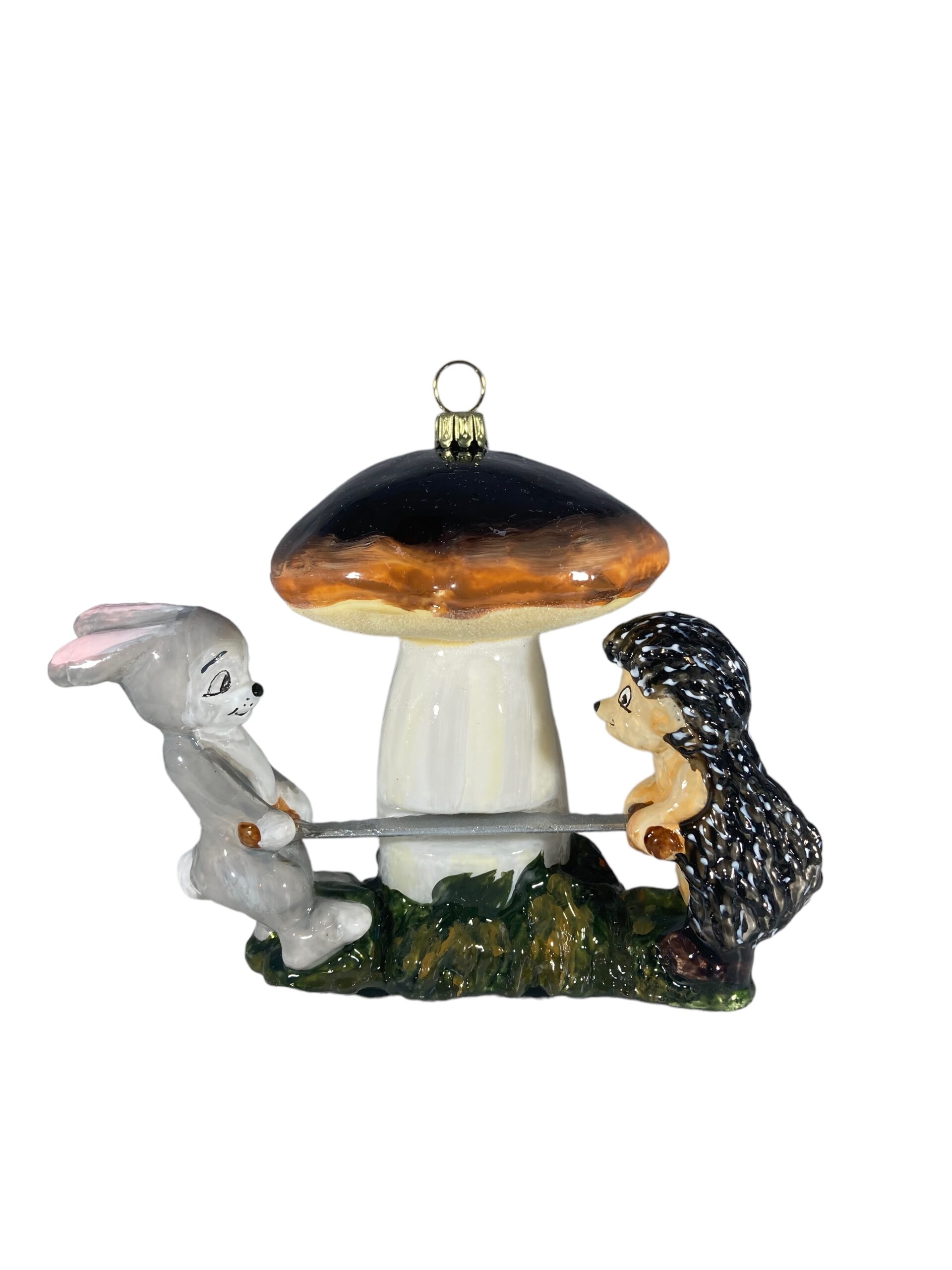 hare and hedgehog are cutting down a mushroom, haas en egel zagen een paddestoel om, dieren, animals, forest, bosbeheer, mushroom, paddestoel, kerst, christmas, christmasdecorations, kerstversiering, kerstboom, christmastree, cartoon, tekenfilm