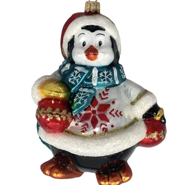 pinguin with sweater, pinguin met truis, south pole, zuidpool, bundled up against the cold, waar aangekleed, animal, dier, nature, natuur, endangered species, christmas, kerst, christmastree, kerstboom, santaclaus, holiday season, chirrtmasdecoration, kerstversiering, glassornament,