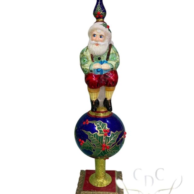 Santa sitting, zittende kerstman, notenkraker in boom op rode bol, nutkracker in tree on red bal; christmastreetopper, kerstboompiek, kerst, christmas, kerstdecoratie, christtmasdecoration, christmas is coming, christmascountdown, christmas forever, santa claus, kerstman, tsjaikowski;