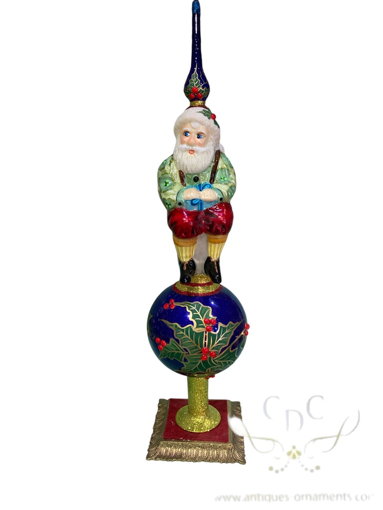 Santa sitting, zittende kerstman, notenkraker in boom op rode bol, nutkracker in tree on red bal; christmastreetopper, kerstboompiek, kerst, christmas, kerstdecoratie, christtmasdecoration, christmas is coming, christmascountdown, christmas forever, santa claus, kerstman, tsjaikowski;