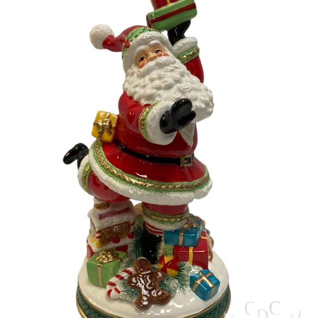 , porcelain figurine, porseleinen beeld, santa, kerstman, christmas atmosphere, christmas decoration, kerst sfeer, kerstdecroatie, homed decor, holiday season