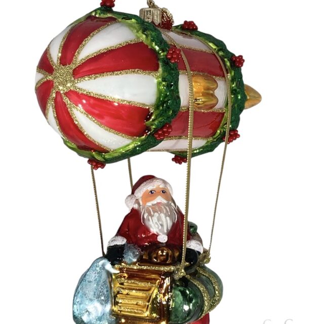 nostalgic christmas decoartion, nostalgie kerstdecoatie, zeppelin, luchtschip, , airdrop, through the chimney, door de schoorsteen christmas kerst, kerstversiering, kerstbom, chrstmastree, santa Claus, kerstman, huras ornaments, glass ornaments, made in europe, made in poland, glazen kerstdecoraties